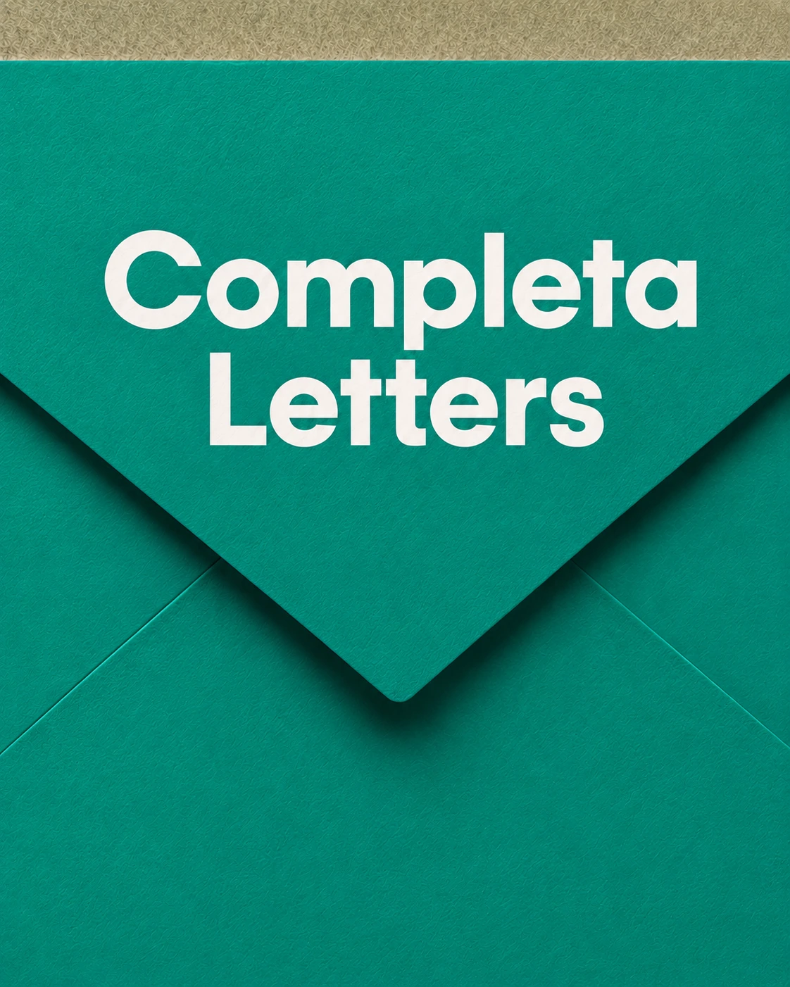 Un sobre color verde azulado con el texto Completa Letters