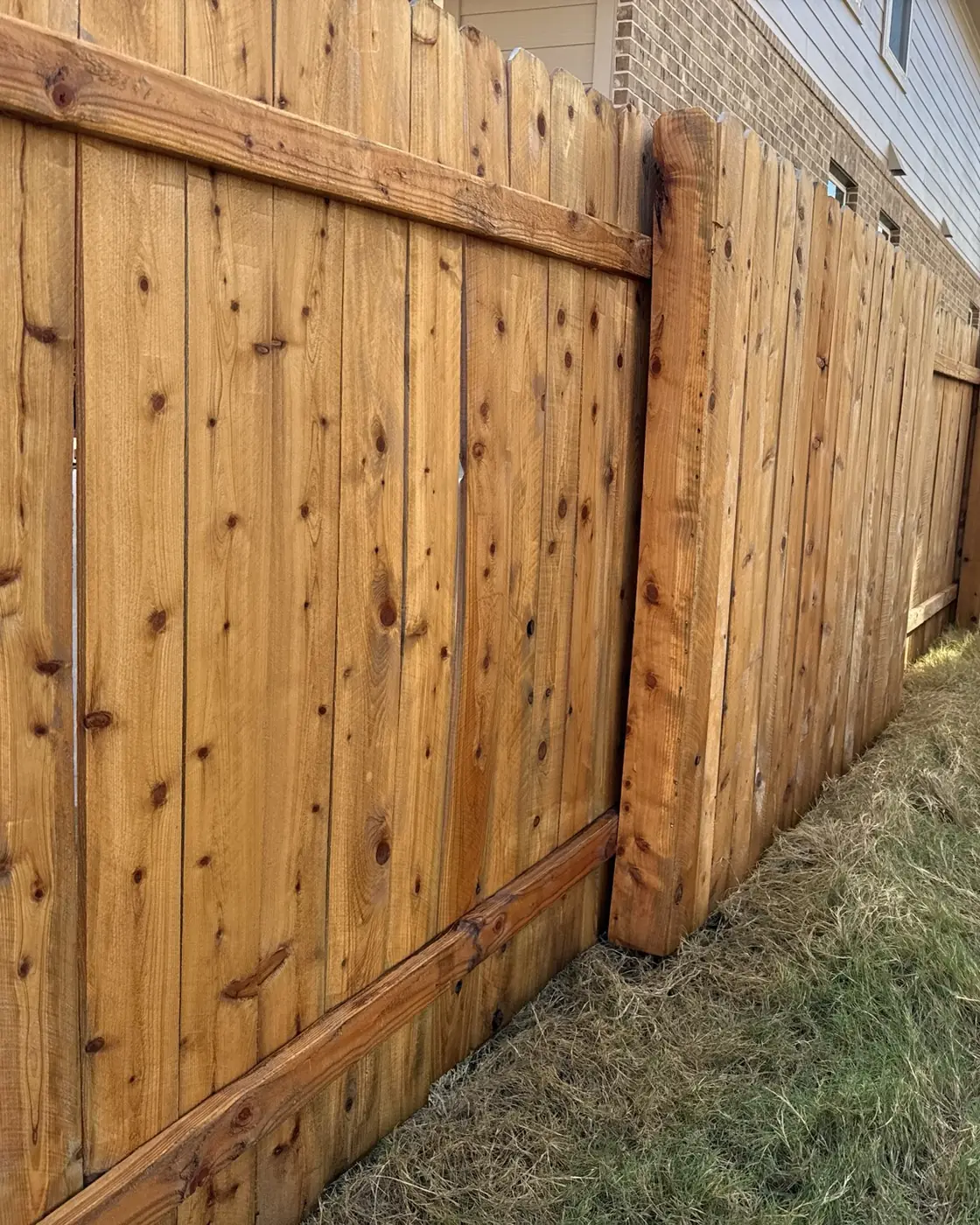 Una cerca de madera después de un lavado con Completa: tablas limpias y doradas